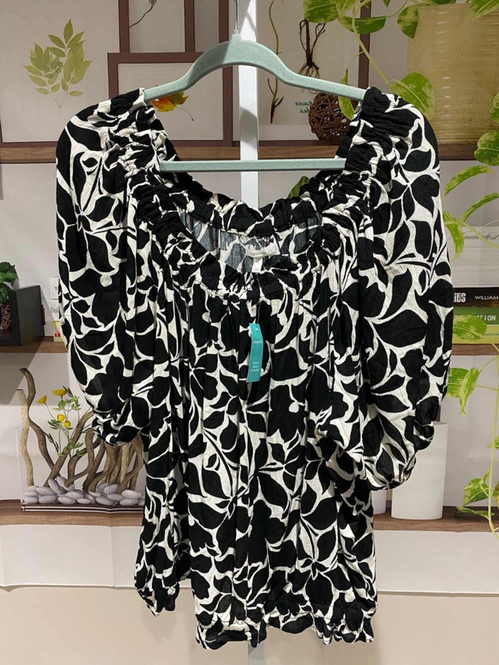 Maurices Black and White Leaf-Print Puff Sleeve Blouse 3 X. Ptp is 26.